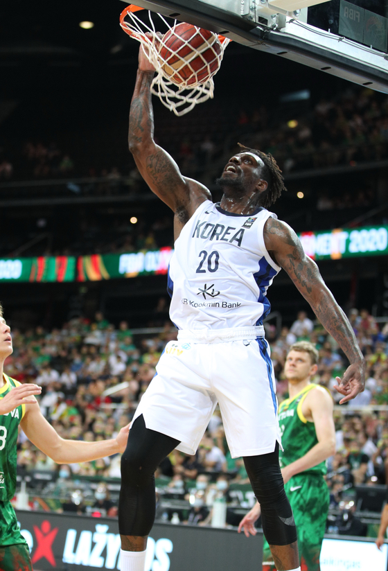 Ra Gun-a dunks the ball at the 2020 FIBA Men's Olympic Qualifying Tournament held in Kaunas, Lithuania on Thursday. [NEWS1]