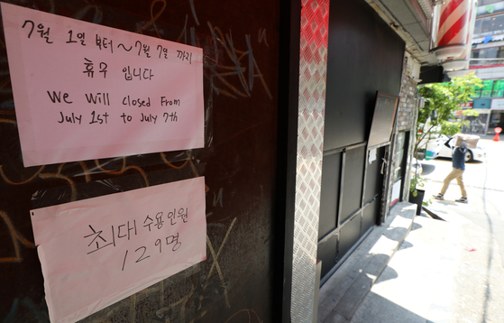 A club in Hongdae in Mapo District, western Seoul, posts a sign that states it will be closed for one week on Friday. The Mapo District Office said it will be conducting a special inspection of the Hongdae area for the next two weeks to make sure quarantine measures are being implemented properly amid a cluster of Covid-19 infections linked to pubs and restaurants in the area. [NEWS1]