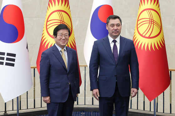 Korea’s National Assembly Speaker Park Byeong-seug, left, with President of Kyrgyzstan Sadyr Japarov, at a meeting in Bishkek, Kyrgyzstan, on April 5. [NATIONAL ASSEMBLY OF KOREA]