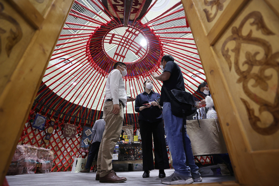 A traditional yurt, or boz uy, of the Kyrgyz Republic showcased at an exhibition in Coex in southern Seoul on June 24. [YONHAP]