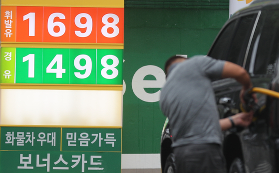 A price panel at a gas station in Seoul on Sunday shows gasoline at 1,698 won ($1.5) per liter. Oil prices in Korea rose for the ninth consecutive week to reach the highest level in nearly three years amid a global oil rally. The average gasoline price nationwide was 1,600.9 won per liter in the last week of June, edging up 13.5 won from a week earlier, according to data provided by the state-run Korea National Oil Corporation. [YONHAP]