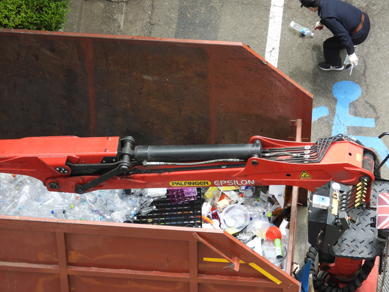 A truck collecting recyclable trash from an apartment complex in Yeongdeungpo District, western Seoul on June 19. [KANG CHAN-SU]