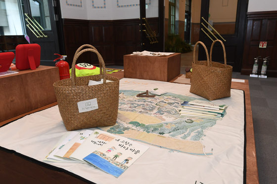 Craft items made with upcycled plastic and abandoned material such as fishnets. [CULTURE STATION SEOUL 284]