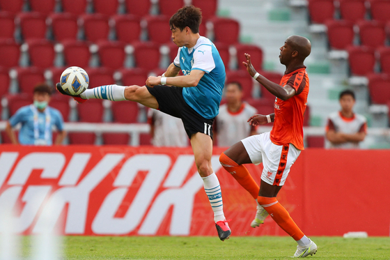 Shin Kwang-hoon of the Pohang Steelers, left, fights for the ball with Steeven Langil of Thailand's Ratchaburi during their AFC Champions League Group G game at Rajamangala Stadium in Bangkok on Sunday. The game ended in a 0-0 draw. [AFC]