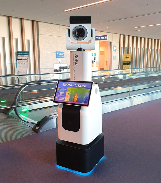 SeRo in Terminal 2 of Incheon International Airport on Monday. The robot will inform travelers about Covid-19 guidelines and disinfect the airport. [YONHAP]