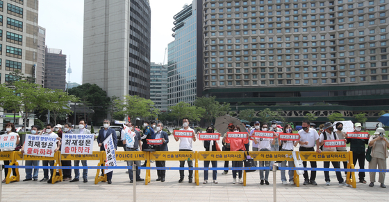 Supporters of Choe Jae-hyeong, former head of the Board of Audit and Inspection, urge him to run as president in a press conference in front of Seoul Plaza in central Seoul Monday afternoon. [WOO SANG-JO]