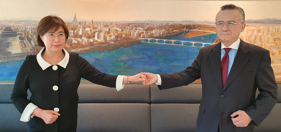 Lee Ae-ran, standing representative of the North Korean Human Rights Union, and Kim Suk-woo, chairman of the Citizens' Alliance for North Korean Human Rights, stand in front of a painting of Pyongyang by artist Hwang Chang-bae (1947-2001), the first South Korean artist to visit the North. In a recent interview with the JoongAng Ilbo, the two long-time activists on North Korean human rights stressed the importance of protecting the human rights of defectors and North Korean people prior to the future unification of the two Koreas. [CHANG SE-JEONG]