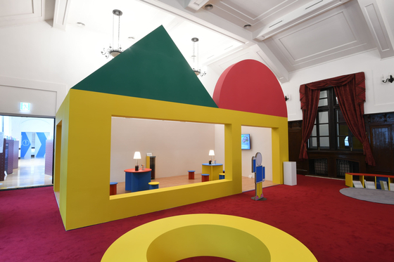 Other parts of the gallery are inspired by other public spaces such as schools, libraries, playgrounds, parks and subways. [CULTURE STATION SEOUL 284]