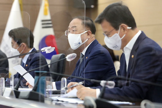 Finance Minister Hong Nam-ki, second from right, heading a meeting on global tax reform at the government complex in Sejong on Monday. [YONHAP]