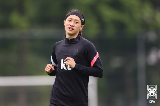Lee Jae-sung trains at the National Football Center in Paju, Gyeonggi on June 1, in preparation for the 2022 World Cup Asian Qualifiers. [KFA/ YONHAP]