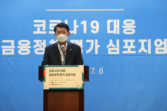 Financial Services Commission Chairman Eun Sung-soo speaks at a financial symposium held in Myeong-dong, Seoul, Tuesday. [YONHAP]
