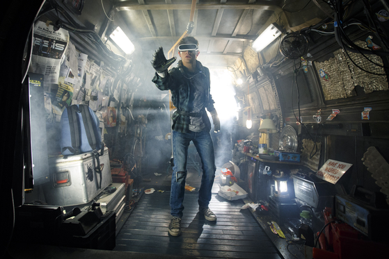 In ″Ready Player One,″ users can use mechanical devises such as headgear to log on to the Oasis. [WARNER BROS. KOREA]