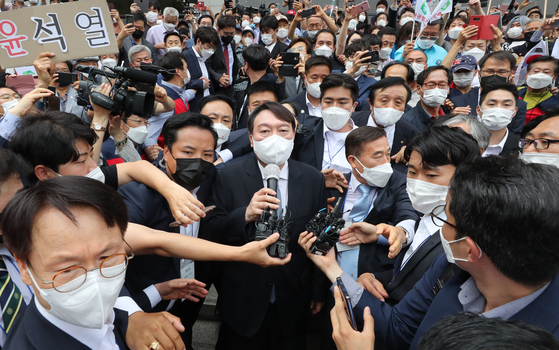 Crowds gather Tuesday to see Yoon Seok-youl, a former prosecutor general, announce a run for the March 2022 presidential race in a press conference at the Yun Bong-gil Memorial in Seocho District, southern Seoul, on Tuesday. [NEWS1]