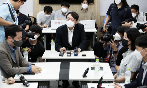 Former Prosecutor General Yoon Seok-youl, center, talks with nuclear engineering students from KAIST in Daejon on Tuesday.  [NEWS1] 