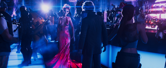 In ″Ready Player One,″ users can log on to the Oasis with their own avatars and try the things they couldn’t in the real life ? racing down the highway at full speed, dancing mid-air at an anti-gravitational disco or taking part in an inter-galactic war. [WARNER BROS. KOREA]