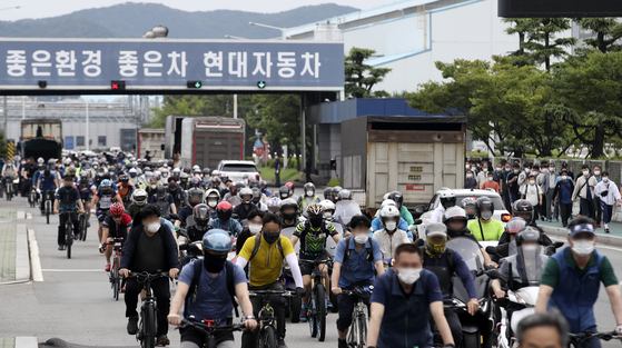 Unionized workers at Hyundai Motor get off from work on Thursday at the carmaker's Ulsan plant. [NEWS1]