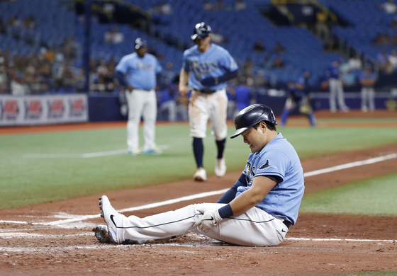 Tampa Bay Rays first baseman Choi Ji-Man reacts after being hit by a pitch with bases loaded, allowing shortstop Taylor Walls to score a run as Choi walked to first during the fourth inning against the Toronto Blue Jays at Tropicana Field in St. Petersburg, Florida. [USA TODAY/YONHAP]