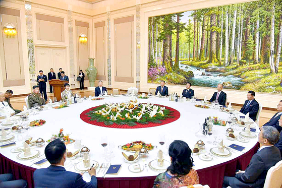 The State Affairs Commission of North Korea on Friday held a banquet Friday for the Chinese ambassador in Pyongyang to mark the 60th anniversary of the signing of the friendship treaty between the two countries. [NEWS1]