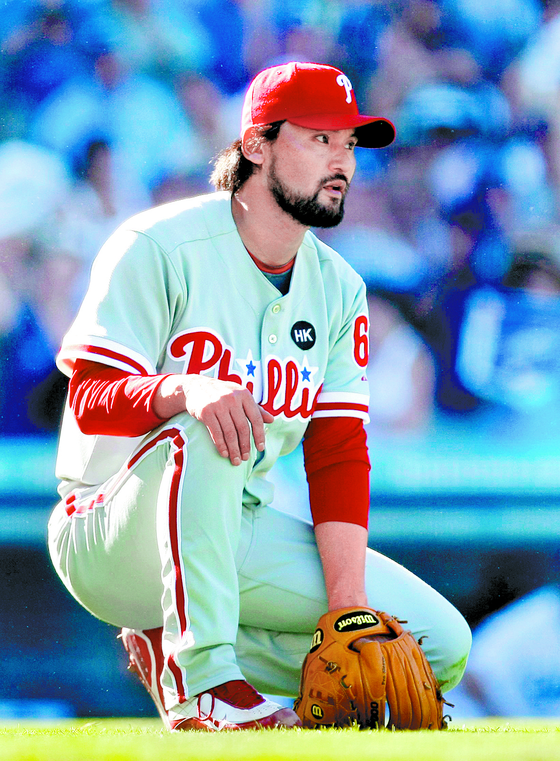 Park Chan-ho, at the time a Philadelphia Phillies relief pitcher, looks on after failing to field an eighth inning bunt from Los Angels Dodgers Ronnie Belliard in Game 2 of the NLCS playoff series in Los Angeles on Oct. 16, 2009. [REUTERS/YONHAP]