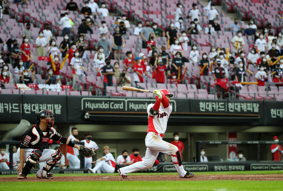 Choi Won-joon of the Kia Tigers hits a double at the bottom of the third inning in a game against the KT Wiz at Gwangju-Kia Champions Field in Gwangju on Friday. [YONHAP]