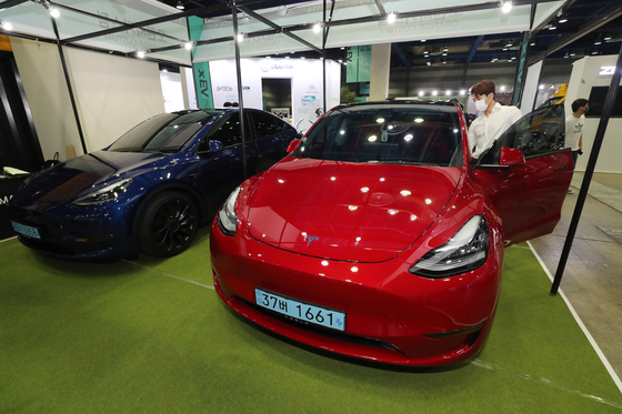 Tesla models on display at an electric vehicle form held in Seoul in June. [NEWS1]