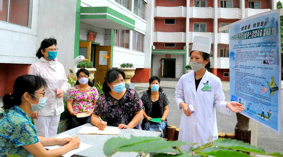Masked North Koreans review Covid-19 quarantine measures in Moranbong District, Pyongyang, in a photo carried by the North’s official Rodong Sinmun Monday as the country strengthens coronavirus prevention efforts. [RODONG SINMUN]