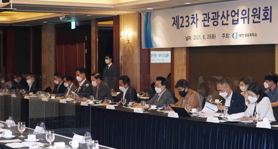Woo Kee-hong, Korean Air Lines President, speaks at a tourism meeting hosted by the Korea Chamber of Commerce and Industry in central Seoul on Tuesday. [KCCI] 