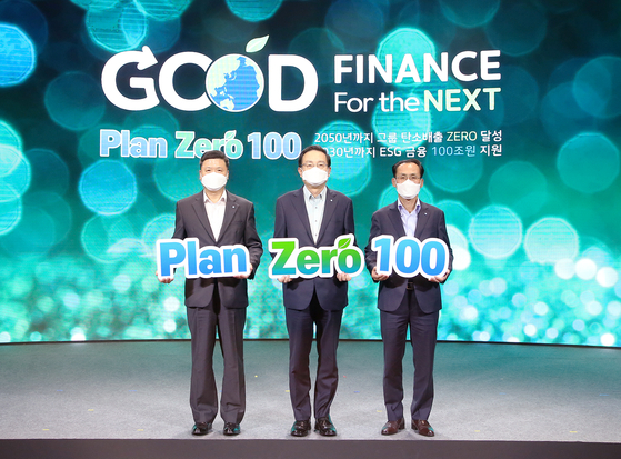 From left, Woori Bank CEO Kwon Kwang-seok, Woori Financial Group Chairman Son Tae-seung, and Woori Card CEO Kim Jeong-ki pose for a photo while meeting for a group workshop last week where they decided on the group's mid to long term Plan Zero 100. [WOORI FINANCIAL GROUP]