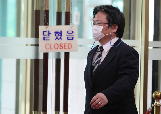 Soma Hirohisa, deputy chief of mission at the Japanese Embassy, is summoned to the Ministry of Foreign Affairs in central Seoul Tuesday after Tokyo renewed claims over Korea’s easternmost Dokdo islets in its annual defense white paper for the 17th consecutive year. [NEWS1]