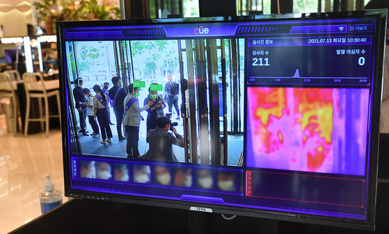 A thermal camera takes customers' temperatures at Hyundai Department Store's branch at Coex in Gangnam District, southern Seoul. The department store branch reopened Tuesday after temporarily closing on June 6 due to a cluster of Covid-19 infections reported from people working at the venue. [YONHAP] 