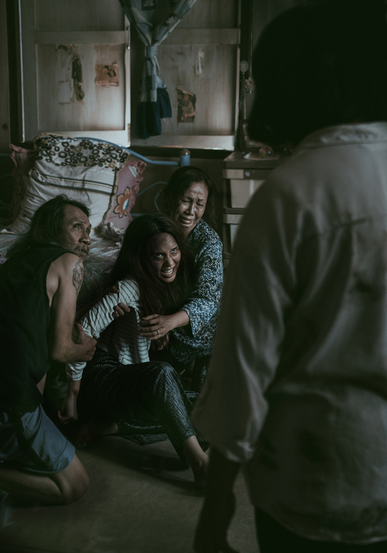 Mink (played by Narilya Gulmongkolpech),who is Nim's niece, is possessed by a number of evil spirits. [SHOWBOX]