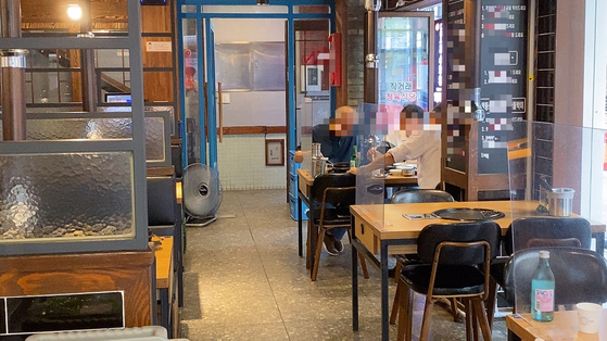 A restaurant in Seoul remains almost empty on Monday, the first day of Level 4 social distancing measures. [CHOI YEON-SU]