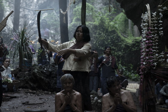 The town shaman, Nim (played by Sawanee Utoomma), performs a ritual to resolve the worries of the townspeople. [SHOWBOX]