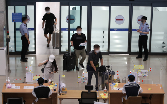 People entering Incheon International Airport's arrival hall on Wednesday. [YONHAP]