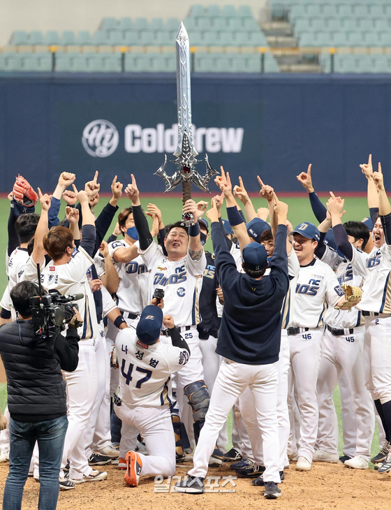 The NC Dinos celebrate after picking up a 4-2 victory against the Doosan Bears in Game 6 of the Korean Series at Gocheok Sky Dome in western Seoul in November, 2020. With the win, the Dinos took their first-ever Korean Series title. [ILGAN SPORTS]
