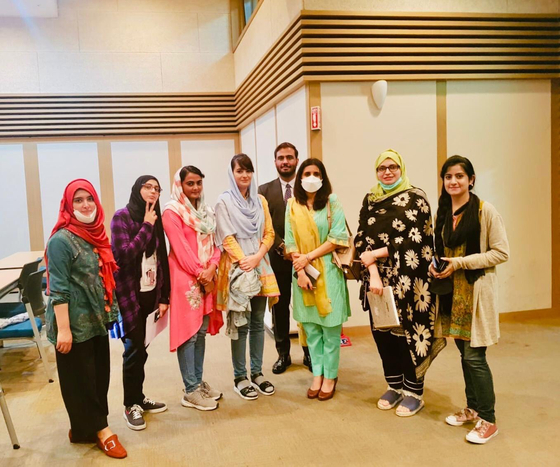 Ambassador Baloch, third from right, with Pakistani students in Korea on Aug. 2, 2020. [TWITTER ACCOUNT OF EMBASSY OF PAKISTAN IN KOREA]