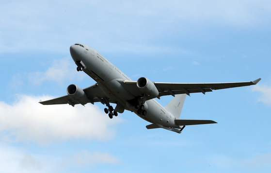 One of two KC-330 Cygnus multipurpose tanker airplanes which will airlift the Munmu the Great's crew back to Korea departs Kimhae Airport near Busan on Sunday afternoon. [YONHAP]