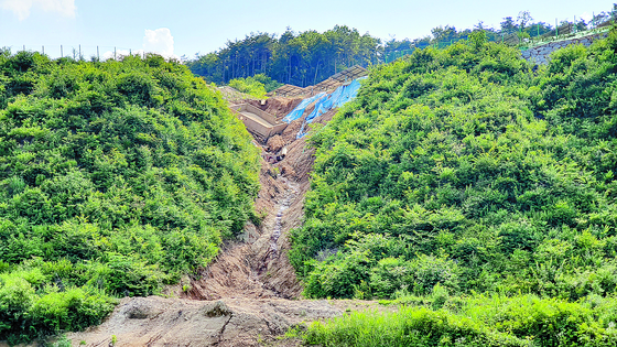The site where the solar panel power plant collapsed last year, has not been repaired, though rainy season has begun in Korea.  [KANG JOO-AN]