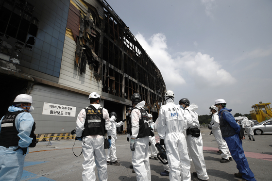 Officials from the National Forensic Service, Gyeonggi Province Fire Services and police inspect Coupang’s Deokpyeong Logistics Center in Icheon, Gyeonggi, to find out the cause of a fire on June 29. [YONHAP] 