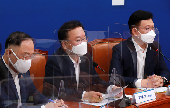 From left, Finance Minister Hong Nam-ki, Prime Minister Kim Boo-kyum and DP leader Song Young-gil at the National Assembly on Monday. [YONHAP]