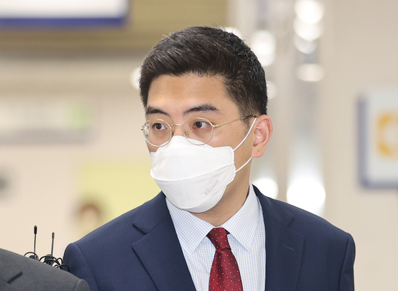 Lee Dong-jae, a former reporter for Channel A, enters a courtroom in Seoul Central District Court to hear a verdict on Friday. The court acquitted Lee of extortion.  [YONHAP] 
