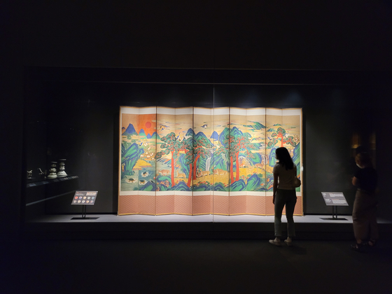 Visitors to the exhibition look at “Ten-panel Folding Screen with the Ten Longevity Symbols”(19th century) from the Joseon period.[MOON SO-YOUNG]