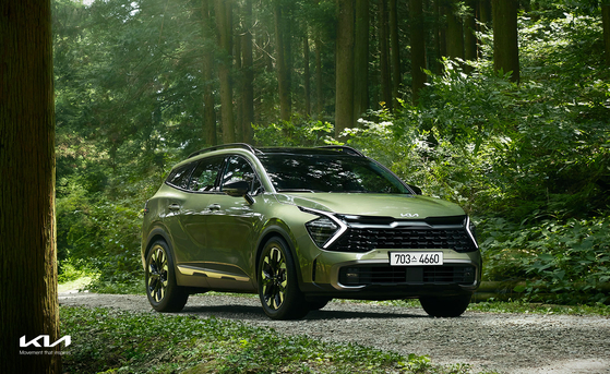 Kia has started selling a fully revamped midsize Sportage SUV on Tuesday in Korea, six years after its previous version. The model comes with three types of engines: a 1.6-liter turbo hybrid, a 1.6-liter turbo gasoline and a 2.0-liter diesel. The hybrid version, which is first for the Sportage, is capable of generating maximum horsepower of 180 and has fuel efficiency of 16.7 kilometers per liter. The hybrid engine version starts from 31 million won, and the petrol version 24.4 million won. [KIA]