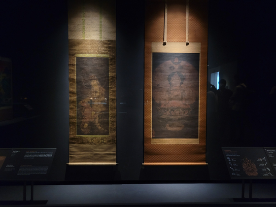  “Water-Moon Avalokiteshvara”(14th century), left, and “Thousand-Armed Avalokiteshvara”(14th century), right, from Goryeo Dynasty are now on view at the National Museum of Korea as part of the two-month exhibition “A Great Cultural Legacy: Masterpieces from the Bequest of the Late Samsung Chairman Lee Kun-hee.” [MOON SO-YOUNG]