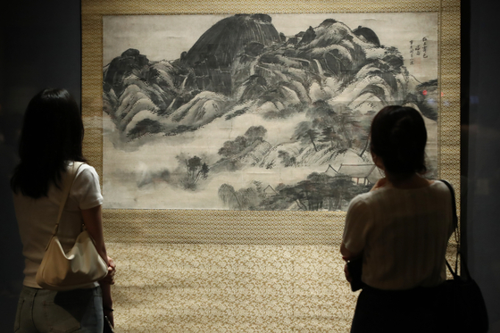 “Inwangjesaekdo (Clearing after Rain on Mount Inwang)”″ by Jeong Seon (1676-1759), which is Korea’s National Treasure No. 216, is now on view at the National Museum of Korea in central Seoul. It is part of the two-month exhibition “A Great Cultural Legacy: Masterpieces from the Bequest of the Late Samsung Chairman Lee Kun-hee.”″Featuring 45 artworks and artifacts from the Lee Kun-hee collection donated to the museum, the exhibition kicks off today and runs through Sept. 26. [YONHAP]