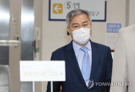 In this file photo, Open Minjoo Party Chairman Choe Kang-wook enters the Seoul Central District Court on May 21, 2021, to attend his trial. Choe was standing trial for having defamed former Channel A reporter Lee Dong-jae.  [YONHAP] 