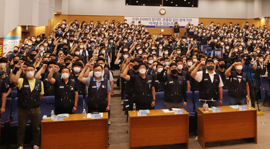 Hyundai Motor's unionized workers hold a meeting on July 5. [YONHAP]