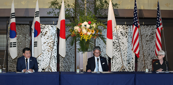 From left, Korea's First Vice Foreign Minister Choi Jong-kun, Japanese Vice Foreign Minister Takeo Mori, and U.S. Deputy Secretary of State Wendy Sherman hold a joint press conference following their meeting in Tokyo on Wednesday. [YONHAP]