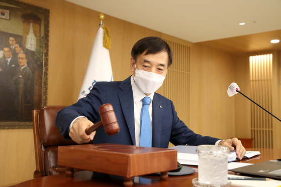 Bank of Korea Gov. Lee Ju-yeol on Thursday confirm the decision by the bank's monetary policy board to hold the benchmark rate at a record low 0.5 percent. [BANK OF KOREA]