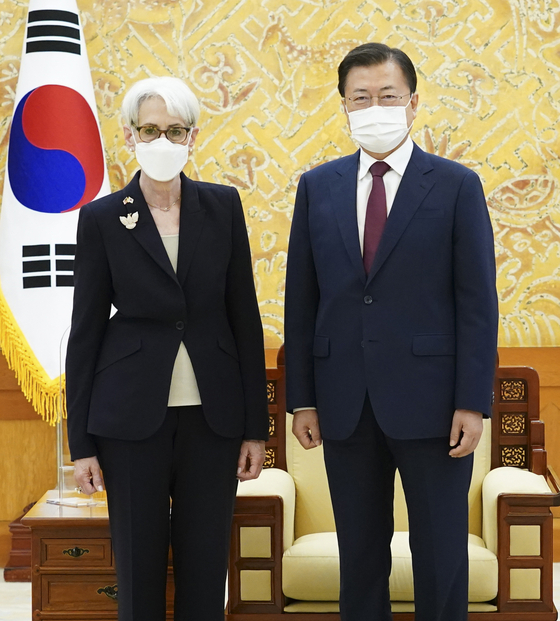 Korean President Moon Jae-in, right, poses with U.S. Deputy Secretary of State Wendy Sherman, left, in the Blue House on Thursday. Moon asked Sherman to play a proactive role for the resumption of talks between Washington and Pyongyang. [YONHAP]